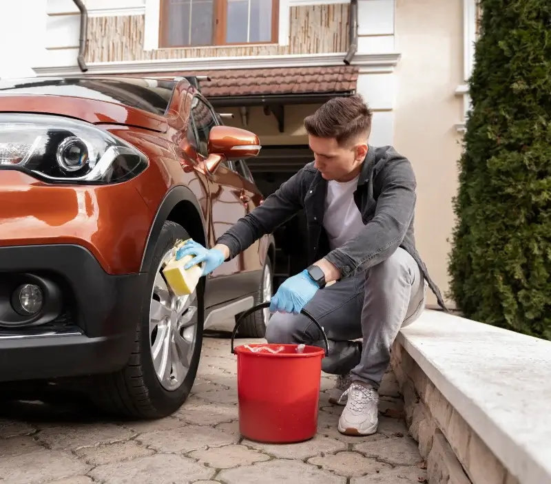 Lavage auto à domicile Le Loroux-Bottereau : professionnel intervenant sur un véhicule